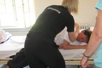 Kinaesthetics - fra sideleje på vej til at sidde på sengekanten - ”Patienten” støttes til at udnytte sine ressourcer i armene på vej fra liggende til siddende på sengekanten